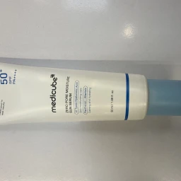 Medicube Ser cu protecție solară Zero Pore Moisture Sun Serum SPF50+ PA++++, 50 ml