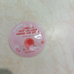 ROUND LAB Ser hidratant cu protecție solară Camellia Deep Collagen SPF50+ PA++++, 50 ml