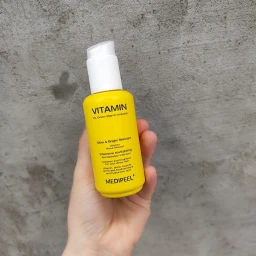 MEDIPEEL Ser iluminator pentru față RX Green Vitamin, 70 ml
